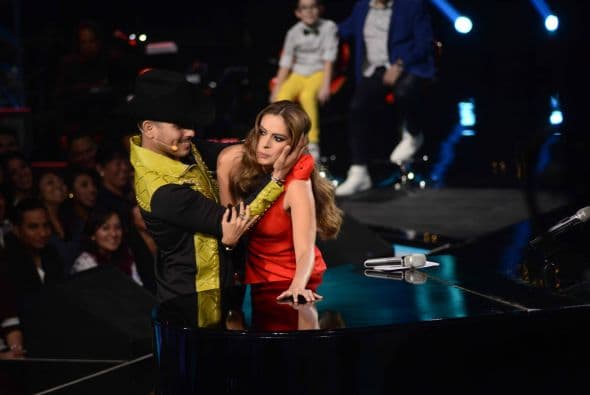 ¿Espinoza o Cristian? Ambos cantantes trataron de explicar cómo se seduce a una dama y dieron tremenda clase de consejos, los cuales aplicaron con la bella Galilea Montijo.