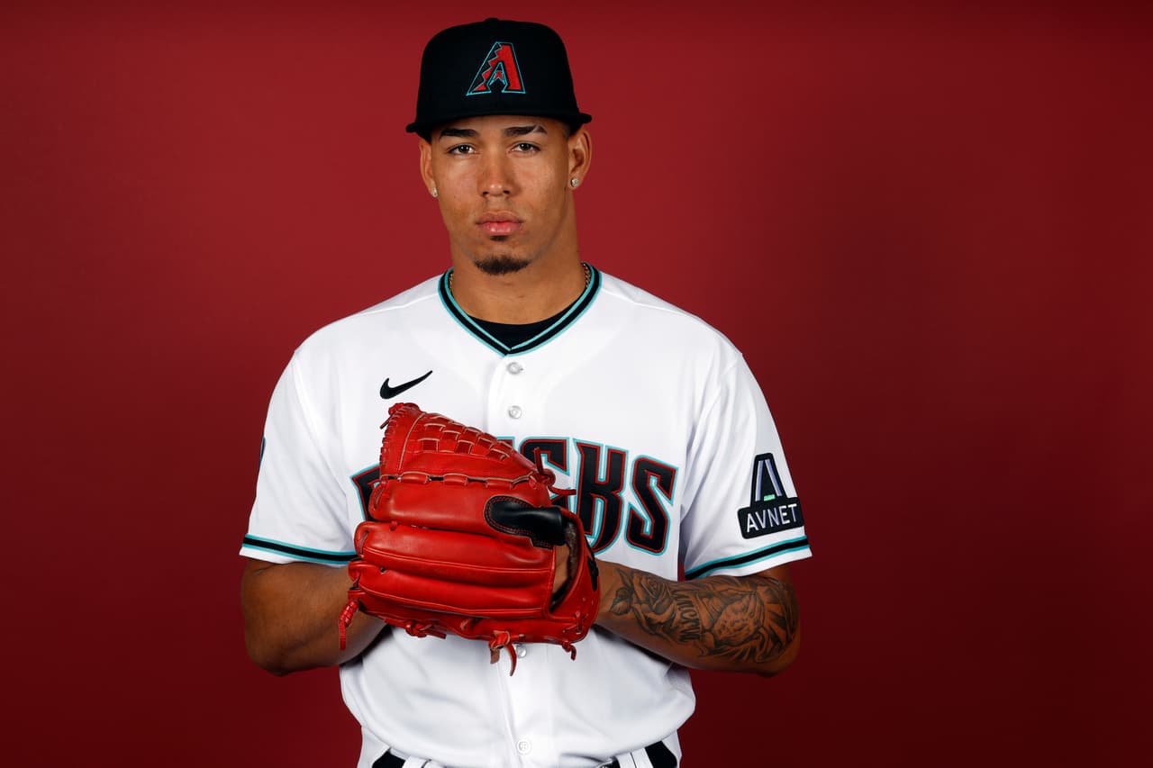 <b>Justin Martínez (63)</b>
<br>Pitcher
<br>22 años
<br>Originario de Bonao, República Dominicana
<br>Llegó al equipo de los Diamondbacks en marzo de 2018 como agente libre con un contrato de ligas menores. En septiembre de 2023 entró al roster principal.