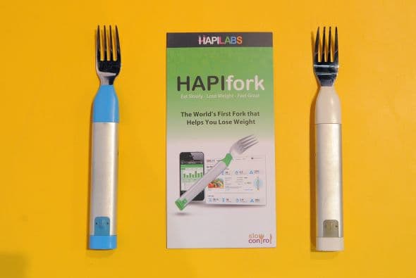 Un tenedor electrónico promete hacer adelgazar Se llama “Hapifork” y sirve para llevar un registro del tiempo empleado en comer, también los minutos destinados a la sobremesa y tiene una alarma cuando se come muy rápido. Sus creadores creen que si se come más lento, se puede comer menos y así bajar de peso.