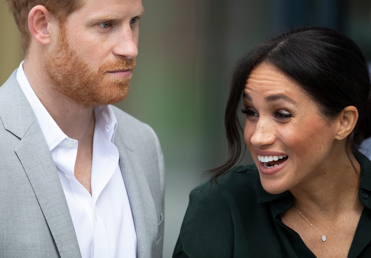 Y a Harry, ¿qué le pasó? ¿Por qué esa cara? Nada malo debió ser, pues Meghan seguía radiante, respondiendo con alegría a las expresiones del pueblo.