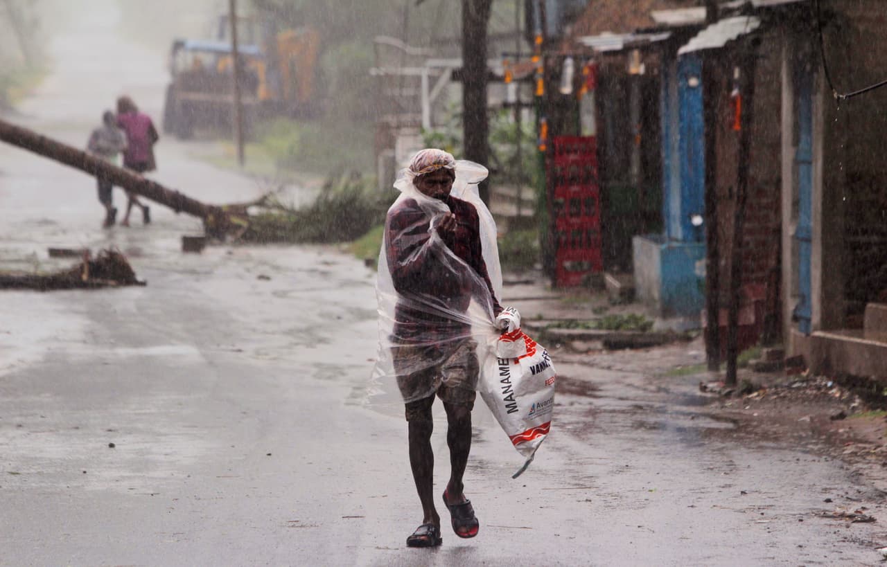 Un hombre camina bajo la lluvia que llevó Amphan a Bhadrak, al noreste de India. El ciclón comenzó a tocar tierra el miércoles por la tarde entre Digha, un destino turístico en Bengala Occidental, y las Islas Hatiya, Bangladesh.
<br>