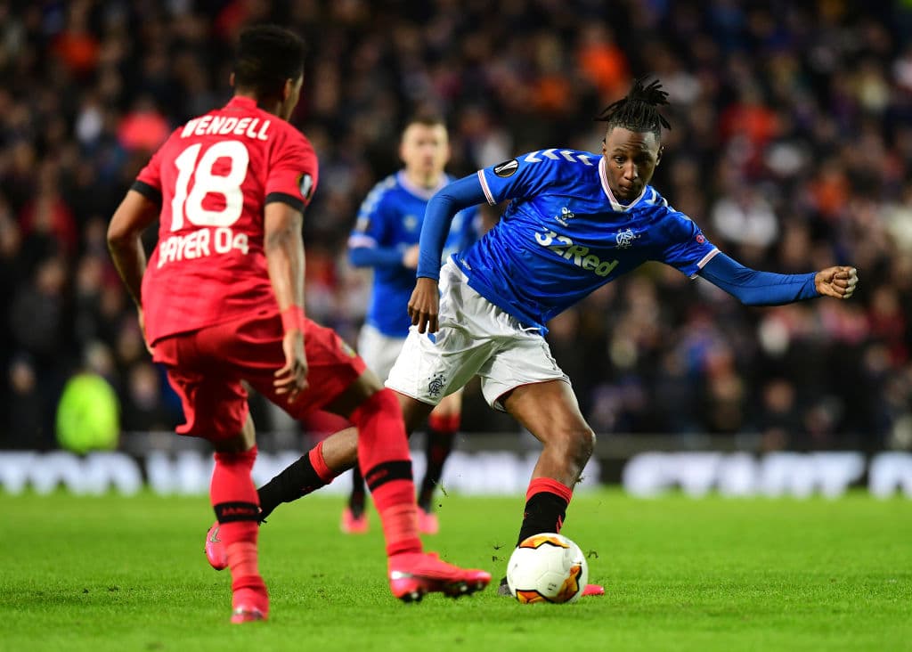 Joseph Ayodele-Aribo amaga ante la presión de Wendell y sale con el balón controlado.