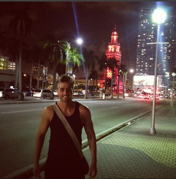 Le encanta viajar, sobre todo a la playa.