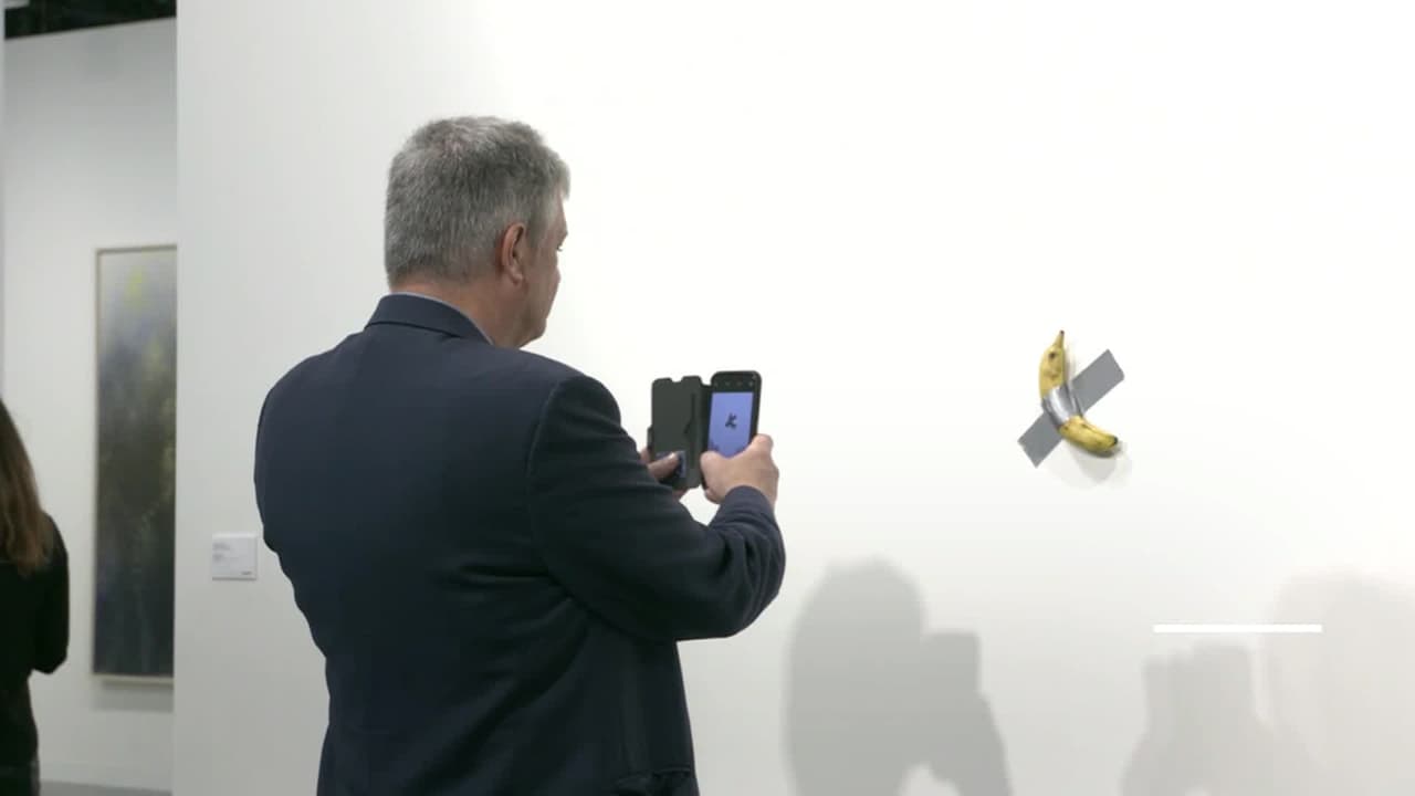 Es una banana pegada a la pared y se vende como una obra de arte por $120,000 en Miami