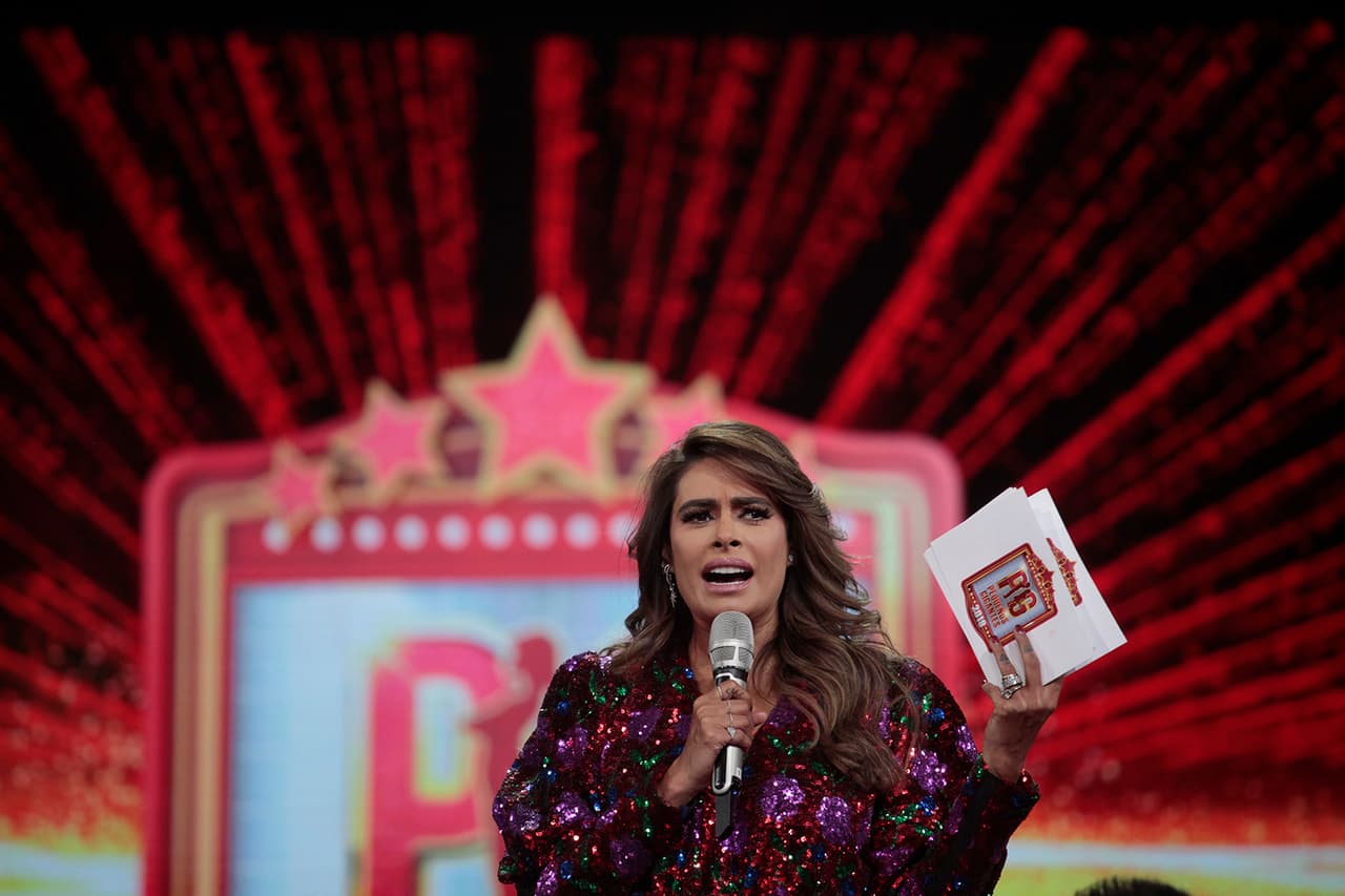 En cuanto al maquillaje, Alfonso Waithsman, su maquillista de cabecera, optó por incorporar brillos en los párpados y un gloss en tono rosado.