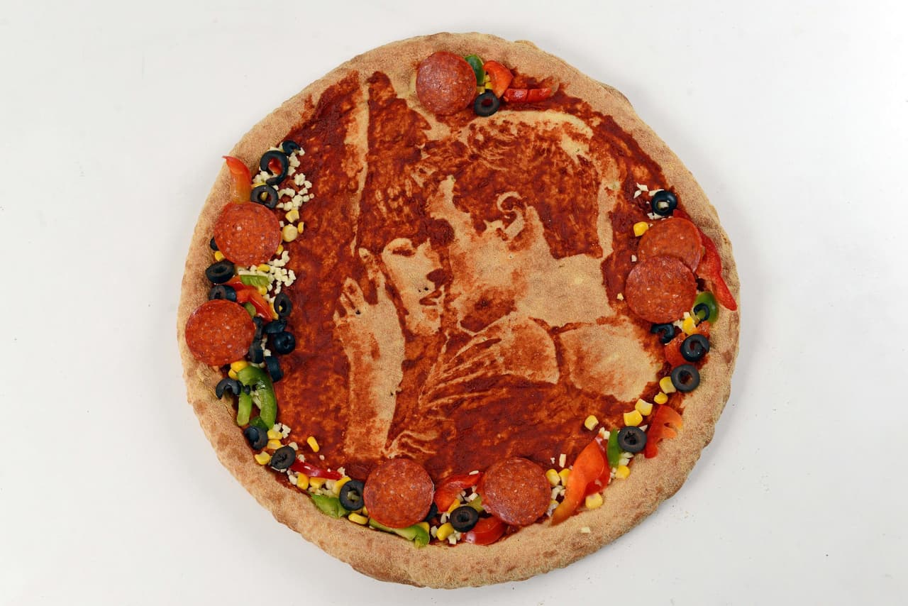 ¿Y qué tal el beso entre Christian Grey y Anastasia Steele? Sin duda le dará un sabor sexy al peperonni.