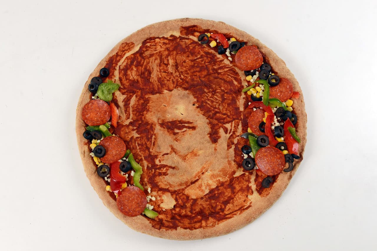 Si la luz del sol le da a la pizza de Edward Cullen empieza a brillar deliciosamente.