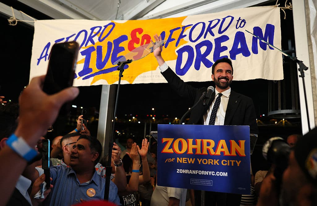 Zohran Kwame Mamdani, asambleísta estatal por Queens, se perfila como el ganador de las primarias demócratas para la alcaldía de Nueva York, según resultados preliminares del 24 de junio de 2025. Con el 90% de los votos escrutados, Mamdani lidera con 43.5%, seguido por el exgobernador Andrew Cuomo con 36.4% y Brad Lander con 11.3%.