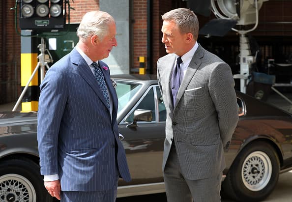 Una fuente cercana al equipo de producción dijo a The Sun: "Les encantó el entusiasmo de la aparición de la reina junto a Daniel Craig y creen que Carlos podría superar eso".