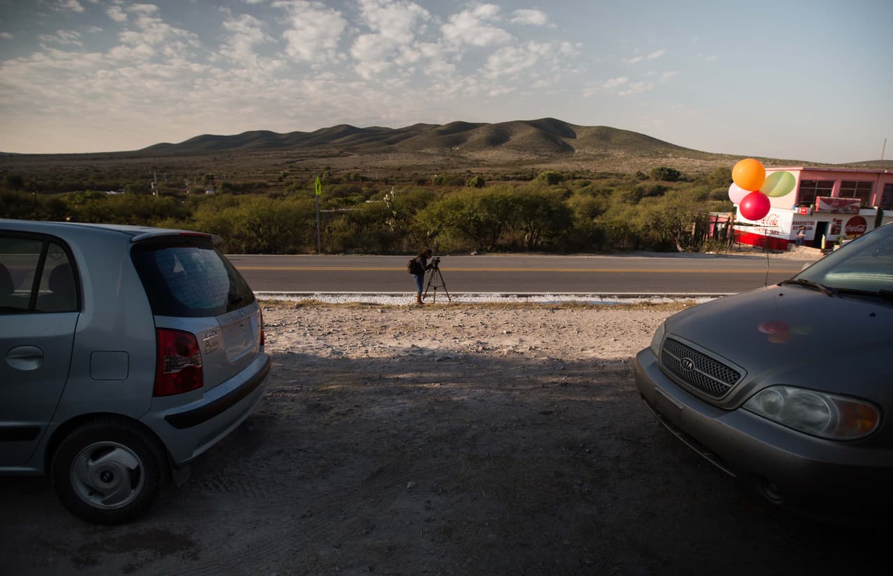 Una periodista filma en la calle en La Joya, el pueblo de aproximadamente 200 habitantes donde viven los Ibarra.
