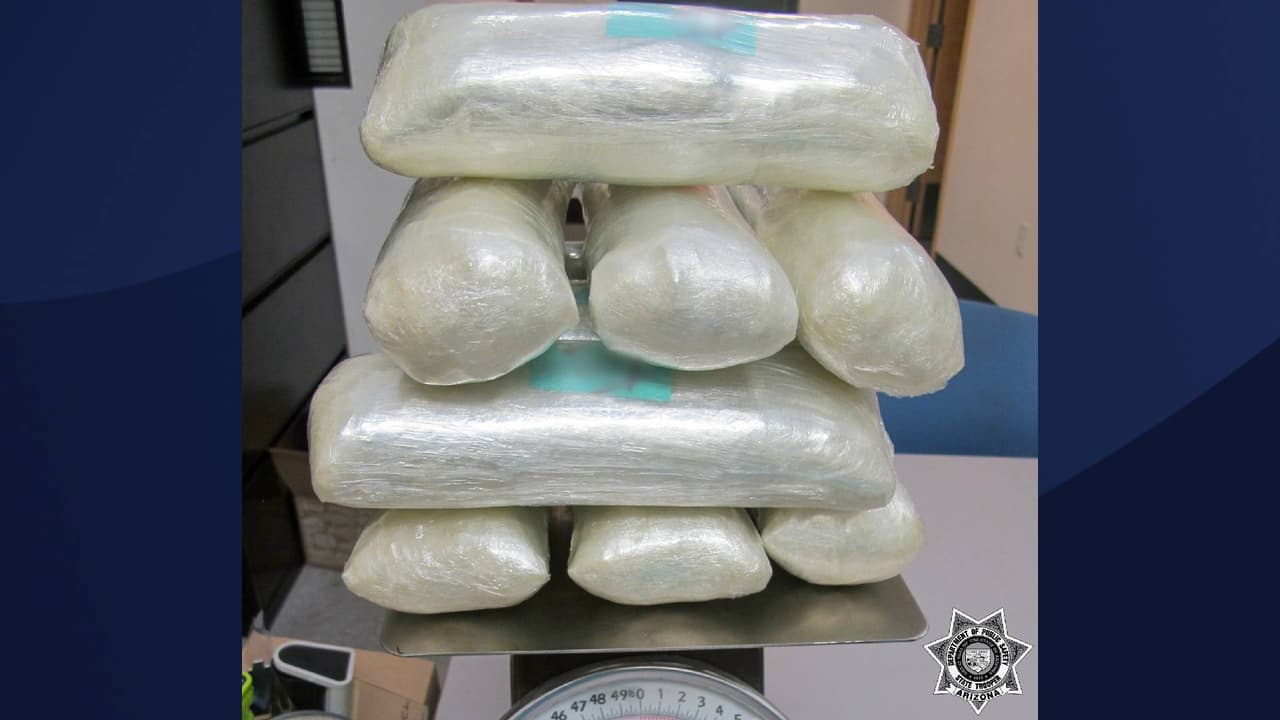 “Durante la parada [de tráfico], los agentes ubicaron 10 libras de píldoras de fentanilo y una pequeña cantidad de heroína de uso personal dentro del vehículo”, se lee en la 
<a href="https://www.facebook.com/Ariz.DPS/posts/4601940103206824" target="_blank">publicación de Facebook</a> del Departamento de Seguridad Pública de Arizona.