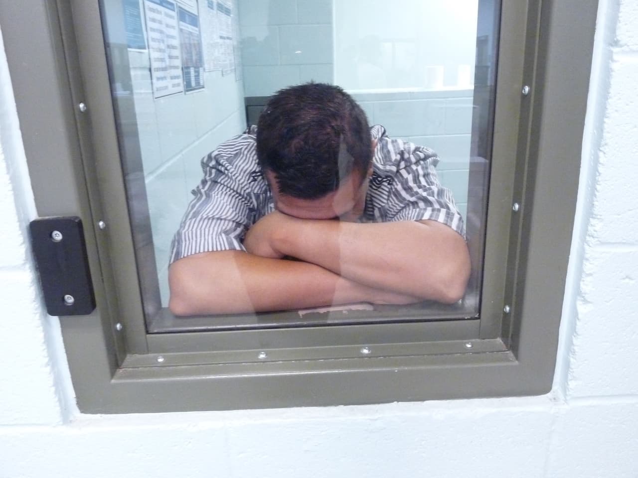 El centro puede albergar hasta 2,000 reclusos. En este momento hay 1,600 inmigrantes arrestados en estas instalaciones.