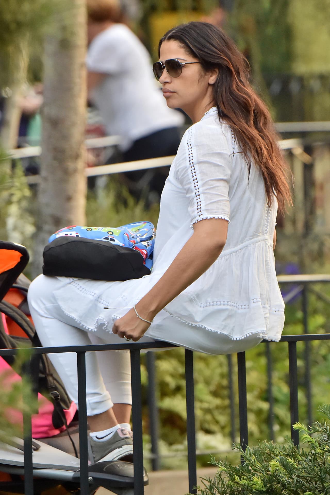 Sentándose en el barandal para un merecido descanso.