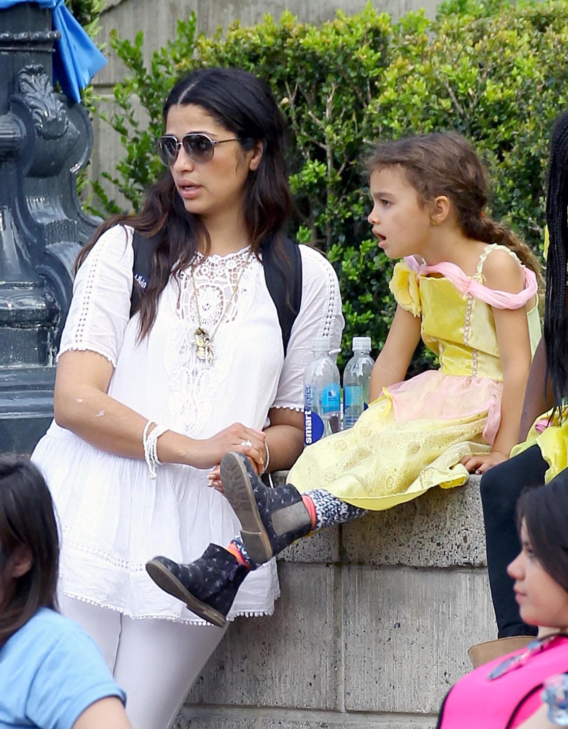 La nena eligió el vestido amarillo de Belle.