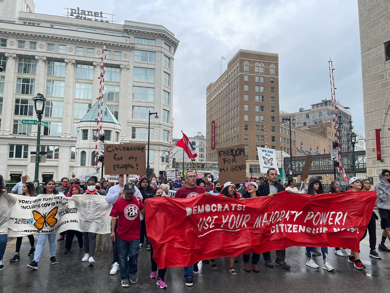 Inmigrantes marchan en Chicago para pedirle a los demócratas la reforma migratoria