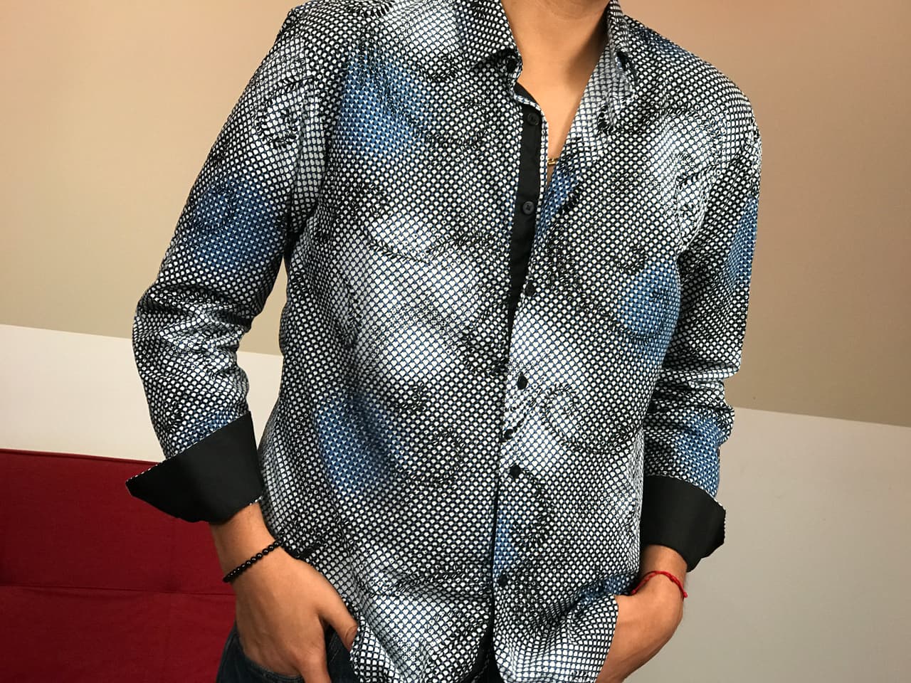 Elías tiene su sello distintivo en sus camisas. Aunque confesó que sus botas más caras, unas de cocodrilo de $7.000 dólares, no las ha usado nunca.