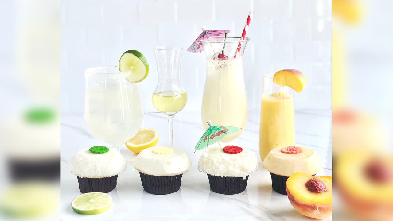 Si planeas una celebración y quieres sorprender a tus invitados, 
<a href="https://cravecupcakes.com/" target="_blank">Crave Cupcakes</a> te ofrece el cocktail cupcake con sabores a bebidas como Margarita, Limoncello, Piña Colada y Peach Bellini, una verdadera delicia.
