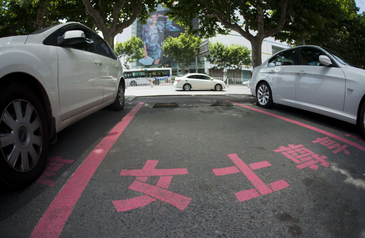 Polémica en China por puestos de estacionamiento extra anchos para mujeres