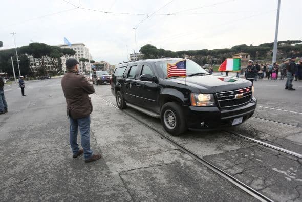 Decenas de turistas y curiosos se agolparon en los límites del perímetro de seguridad impuesto para la ocasión y fueron saludados por Obama desde su vehículo.