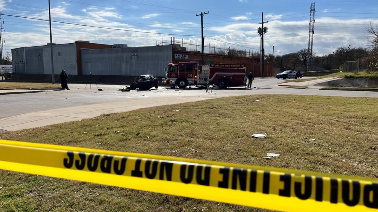 <b>A las 11:26 a.m.</b>, los equipos de rescate del DFR fueron despachados a través de una llamada al 911, la cual aún está bajo investigación por parte del Departamento de Policía de Dallas (DPD). Se informa que
<b>al menos dos personas resultaron heridas y fueron trasladadas al hospital como resultado de ese incidente</b>.