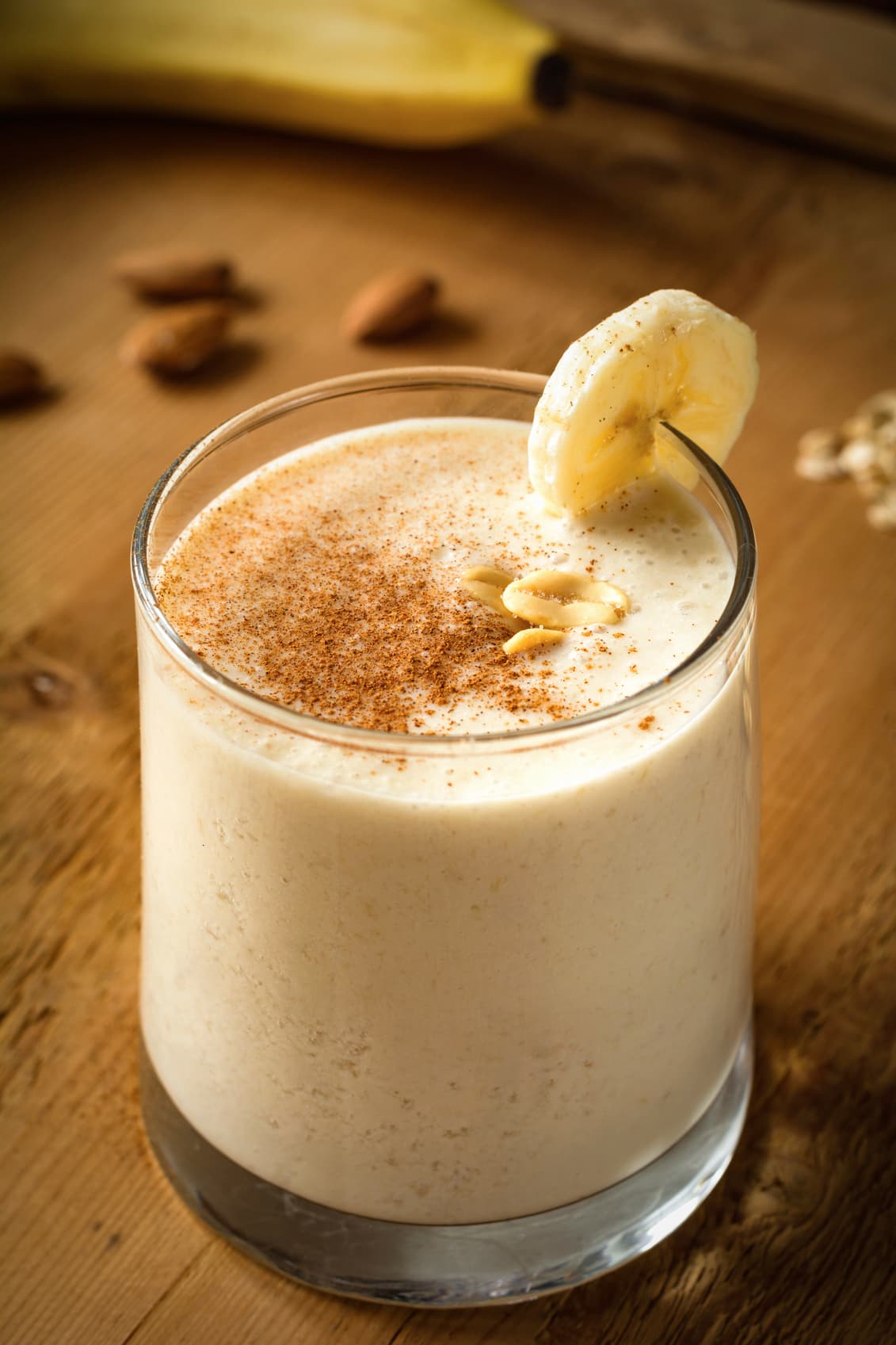 Agua de horchata con frutas: hay varias versiones de agua de horchata. La que se puede hacer con arroz, la que se puede hacer con coco. Una vez que decidas cuál es tu favorita puedes agregar frutas como la fresa o el melón en trozos o frutos secos como las nueces o el pistache. Para prepararla, concentrado de arroz —lo puedes hacer en casa— y un litro de agua mezclado con el endulzante de tu elección.