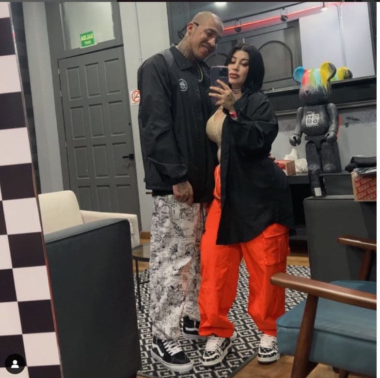 Los presuntos delincuentes habrían tocado la puerta y cuando el artista les abrió supuestamente 
<b>arremetieron contra él a balazos</b>, hiriéndolo de muerte. En primeras versiones se habló de un presunto intento de robo, pero ahora se habla de un ataque directo hacia el cantante.