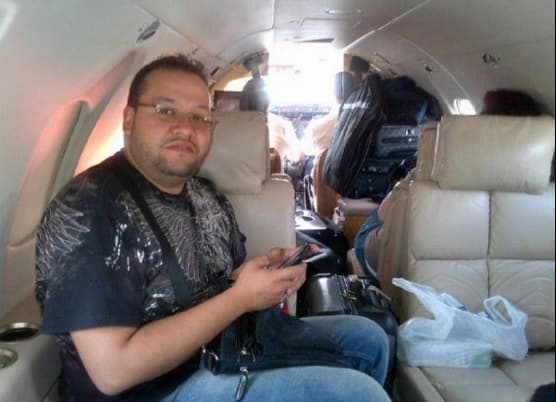 'Gigi' era el peinador de Jenni y también viajaba con ella hacia varios lugares donde la 'Diva de la Banda' se presentara. Aquí lo vemos dentro del Learjet que se desplomó ese 9 de diciembre de 2012.