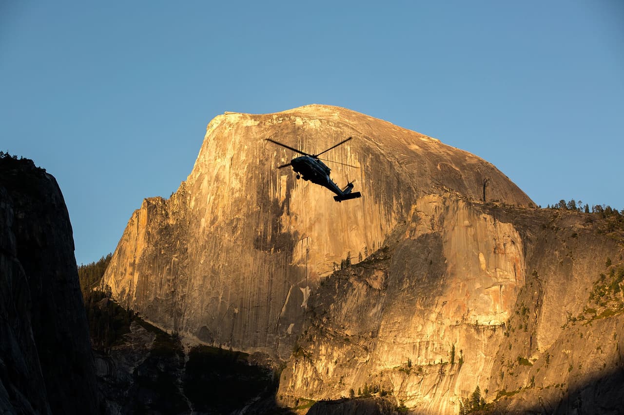 <b>17 de junio. </b>Esta imagen fue captada por Souza durante la visita del presidente al Parque Nacional Yosemite. Él llego unos minutos antes y tuvo tiempo de fotografiar la llegada y descenso de los otros dos helicópteros presidenciales al impresionante escenario natural.
