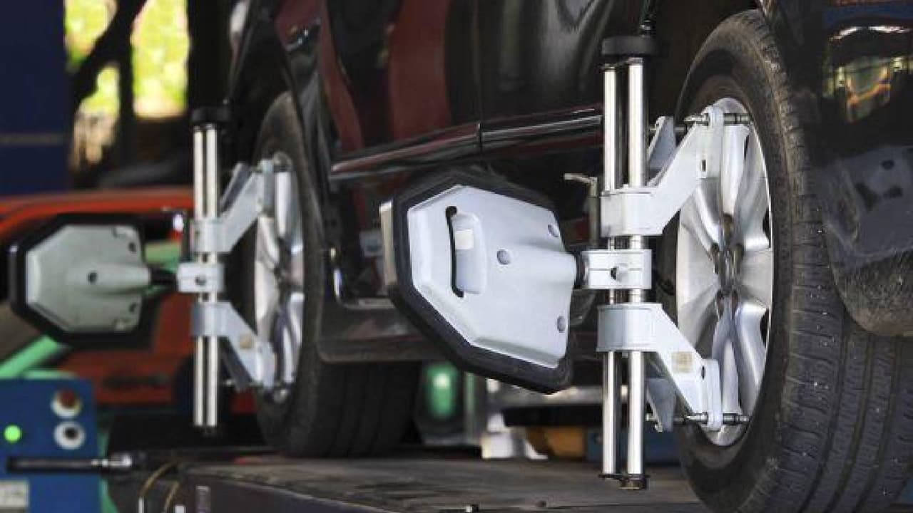 <b>Alineación y balanceo</b>
<br>El balanceo de las llantas garantiza que las ruedas giren correctamente y no hagan que el vehículo se sacuda o vibre. Mientras que la alineación evita que el automóvil se desvíe a los lados.
<br>
<br>Acude con un técnico calificado para realizar la alineación y balanceo de las ruedas, lo que ayudará a maximizar la vida útil de los neumáticos.