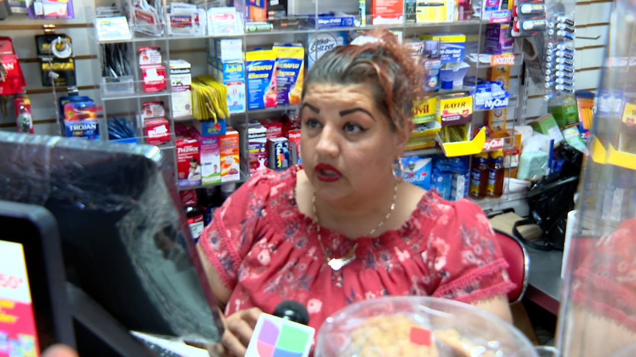 <b><a href="https://www.univision.com/local/nueva-york-wxtv/vecinos-narran-detuvieron-sospechoso-violar-nina-queens" target="_blank">“Ya sabíamos que era él”, cuenta la trabajadora de la bodega, Ivonne Terán</a></b>, de origen ecuatoriano.
<br>
<br>“Vino como a la 1:30 de la tarde y compró una soda. Le dije que estaba cargando el teléfono, estaba haciendo tiempo para que uno de los muchachos lo coja. Ya todos sabíamos que era él”, indicó.
<br>