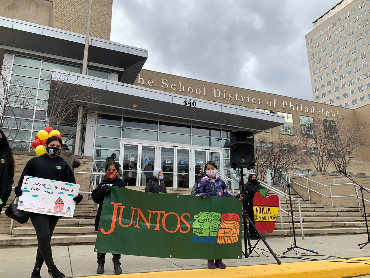 La organización también exige escuelas libres de policía, libres de vigilancia y libres de 
<a href="https://www.univision.com/local/philadelphia-wuvp/familias-liberadas-del-centro-de-detencion-de-inmigrantes-en-berks">ICE.</a> 
<br>