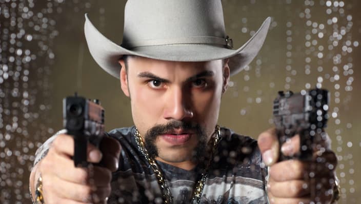 <b>Carlos</b> es parte del elenco de 
<b><a href="http://www.univision.com/novelas/la-doble-vida-de-estela-carrillo">'La doble vida de Estela Carrillo'</a></b>, en esta historia da vida al 'Calao', uno de los villanos.