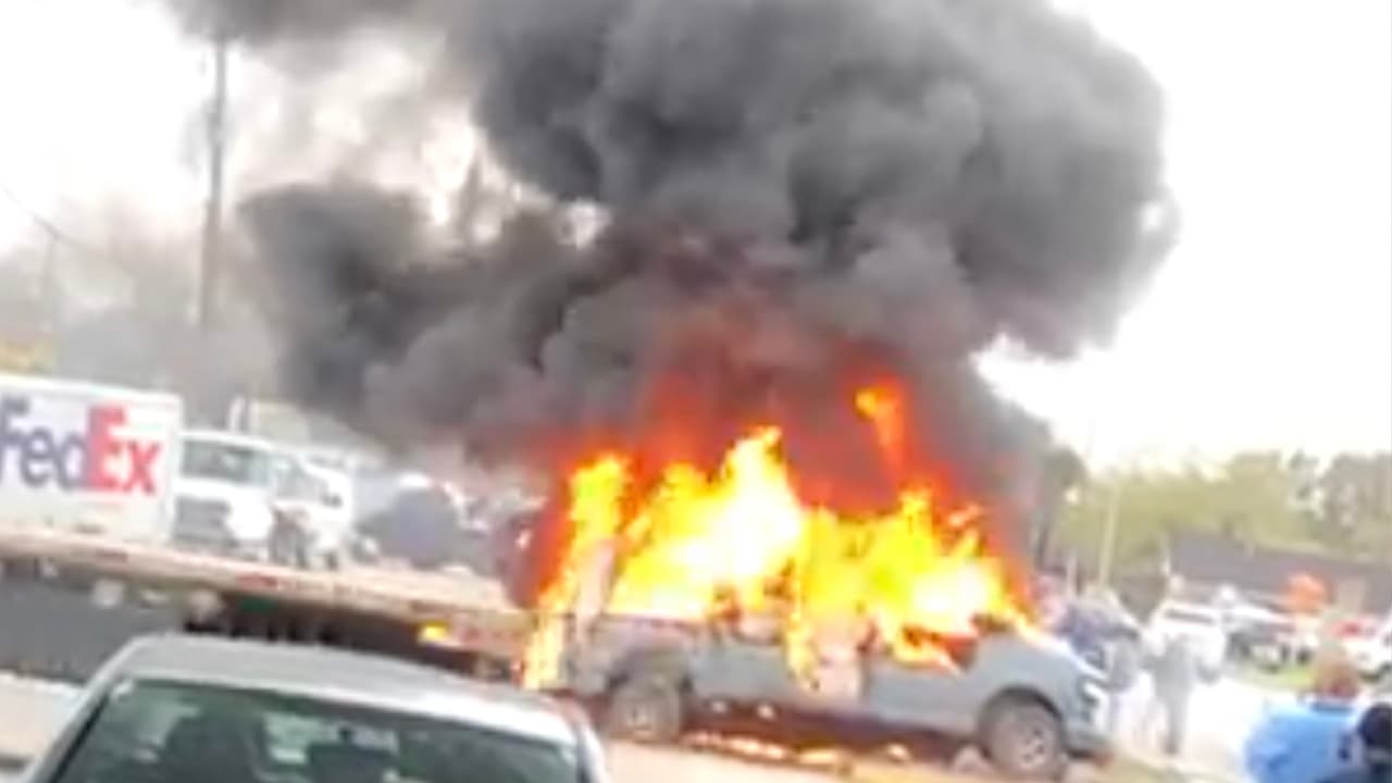 Las autoridades indicaron que la única sobreviviente que viajaba en la van, saltó del automóvil y se salvó de morir en las llamas.