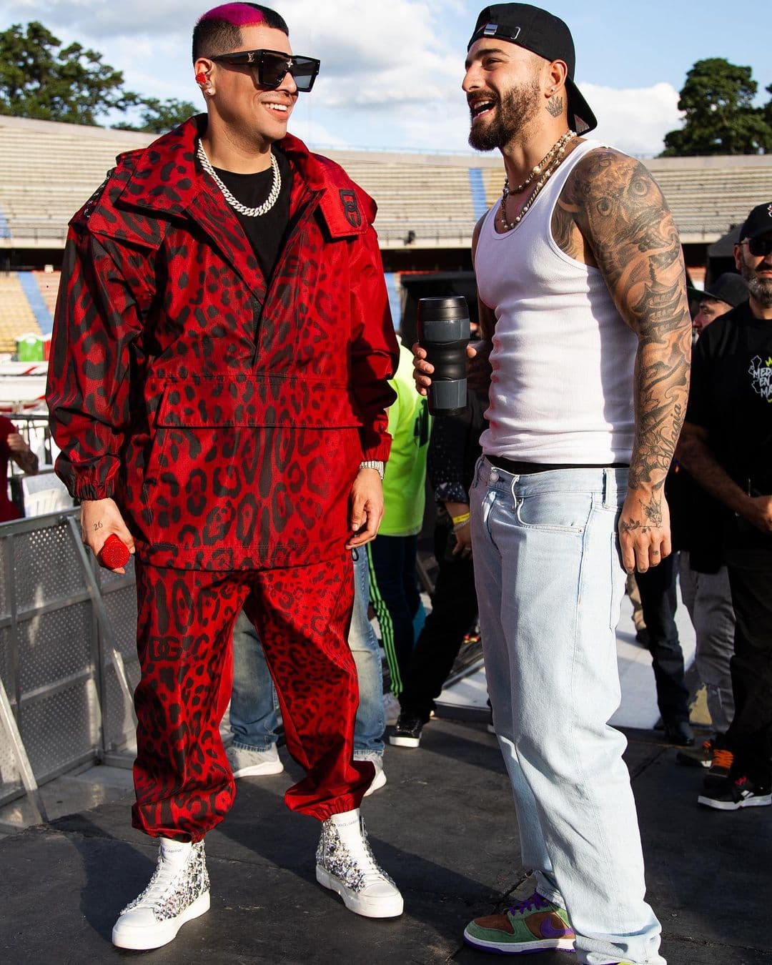 En su encuentro con el cantante colombiano, Caz también usó unos lentes Louis Vuitton de 832 dólares (17 mil pesos).