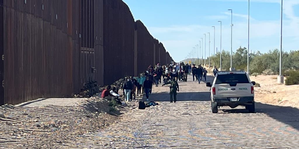 Agentes de la estación de Ajo se encontraron con 56 migrantes al oeste de Lukeville, Arizona, al inicio d ela semana. En el grupo habían adultos cruzando solos y unidades familiares. Los inmigranes eran de ocho nacionalidades.