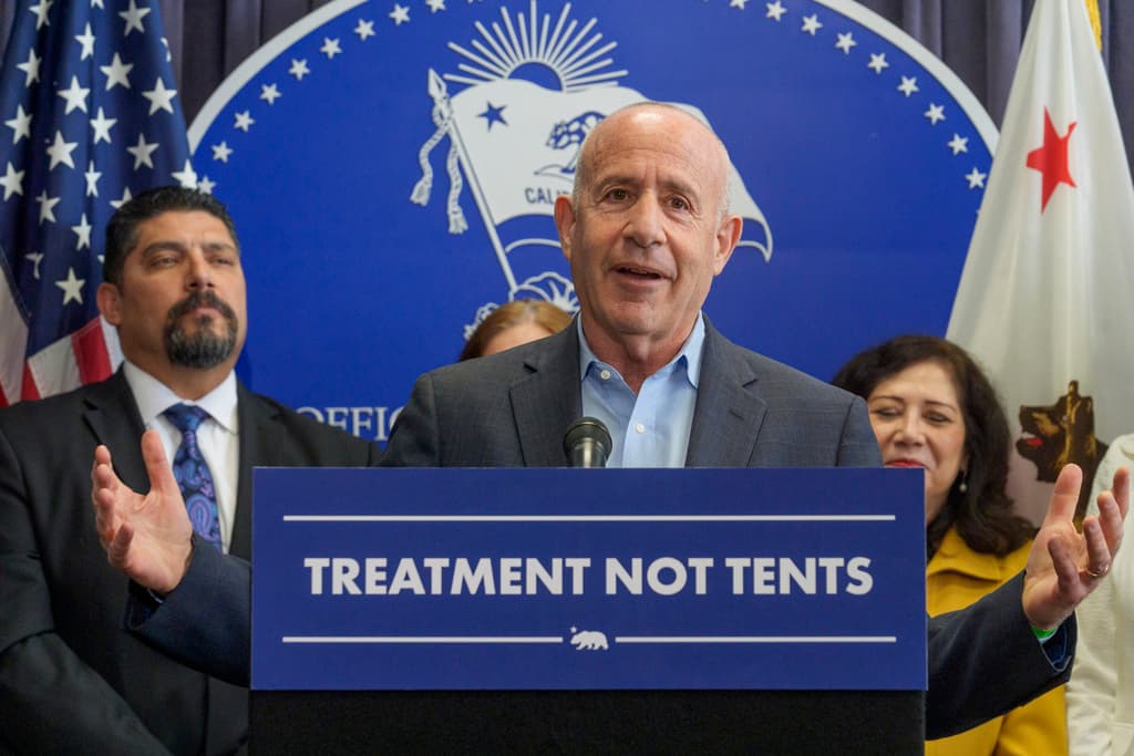 <h2 class="cms-H2-H2">Darrell Steinberg, alcalde de Sacramento:</h2>
<br>
<br>"No importa la política de cada uno. La violencia de cualquier tipo es aborrecible e inaceptable. Estoy asqueado por lo que ocurrió hoy en Pensilvania".