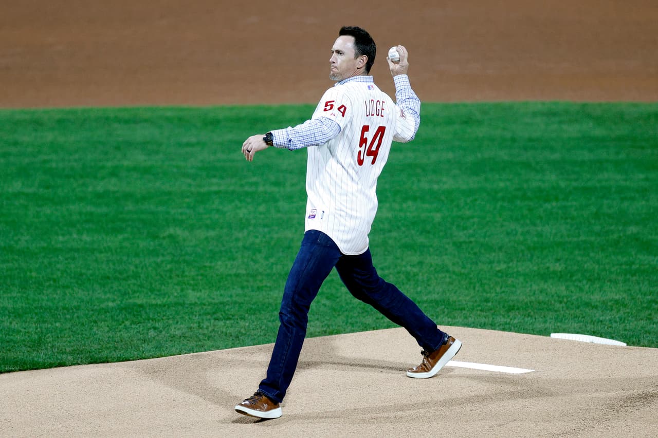 El exjugador de los Phillies de Filadelfia, Brad Lidge, durante el primer lanzamiento antes del quinto juego de la Serie Mundial 2022 en el Citizens Bank Park.