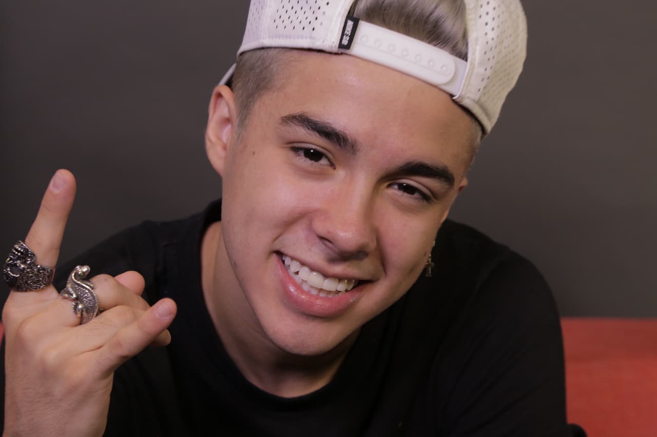 Así se divierte Mario Bautista durante sus entrevistas.