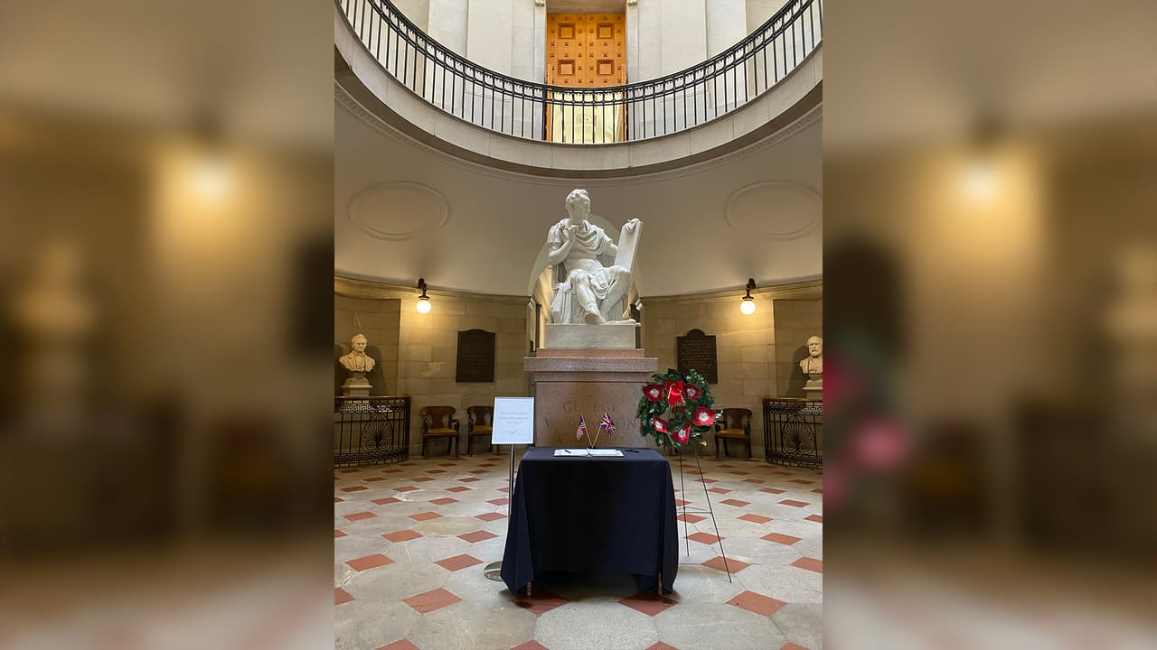 Habitantes de Carolina del Norte firman libro de condolencias por muerte de la reina Isabel ll.