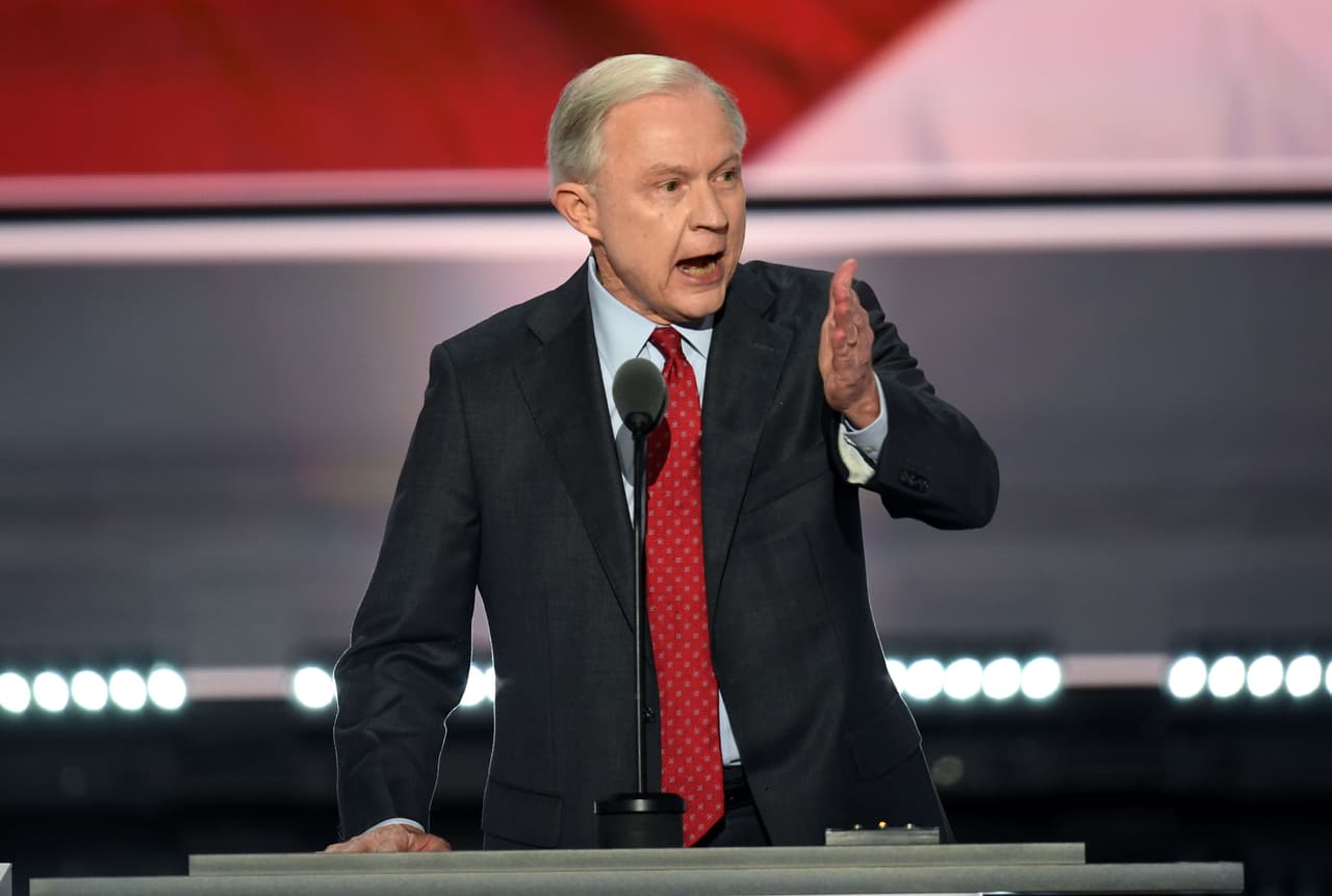 El senador Jeff Sessions fue uno de los primeros que promovió la candidatura de Donald Trump a presidente.