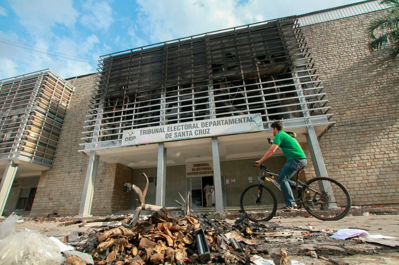 Durante las protestas, los manifestantes también han provocado incendios en varios tribunales departamentales. En la imagen, se pueden ver algunos destrozos en el Tribunal Electoral Departamental de Santa Cruz el 23 de octubre de 2019, después de las protestas por los resultados electorales.
