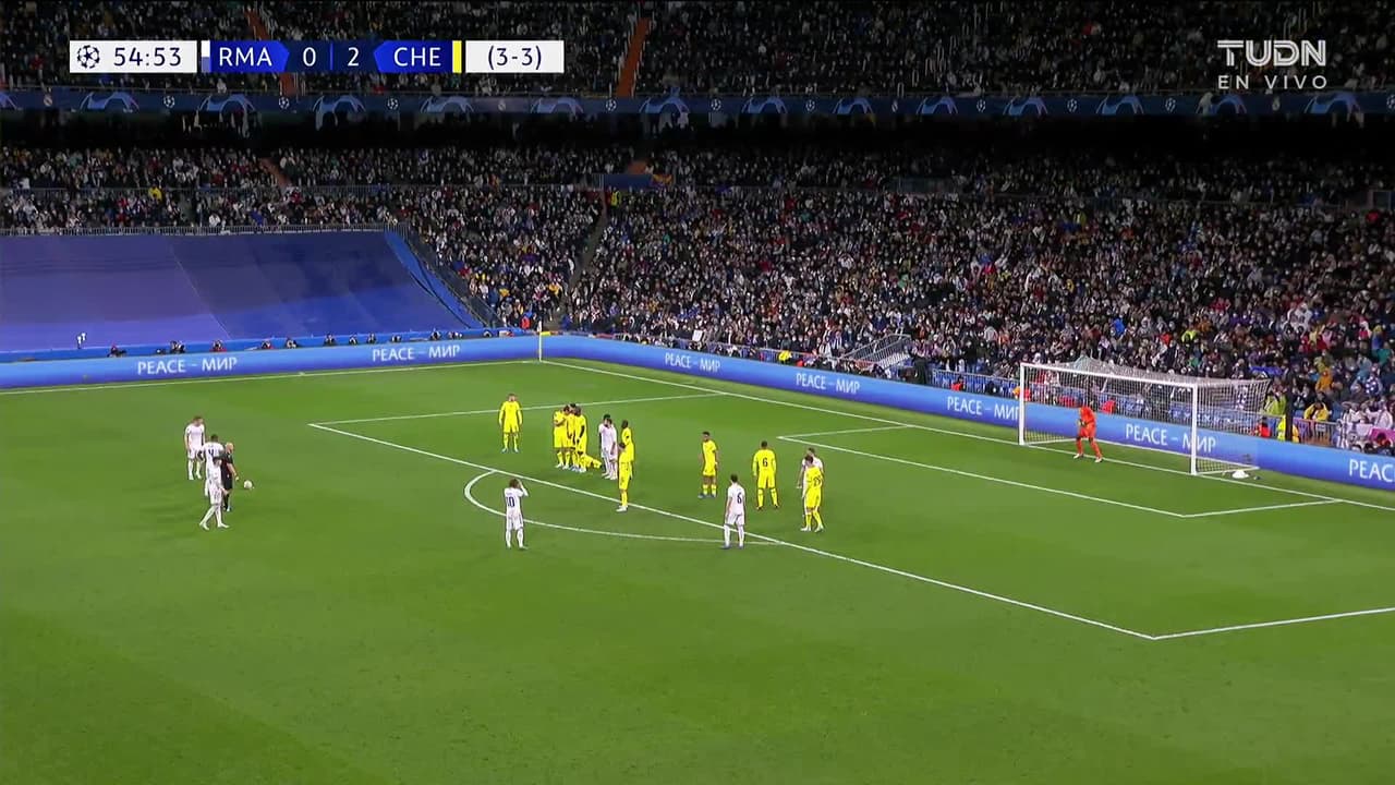 ¡TIRO ATAJADO! disparo por Toni Kroos.