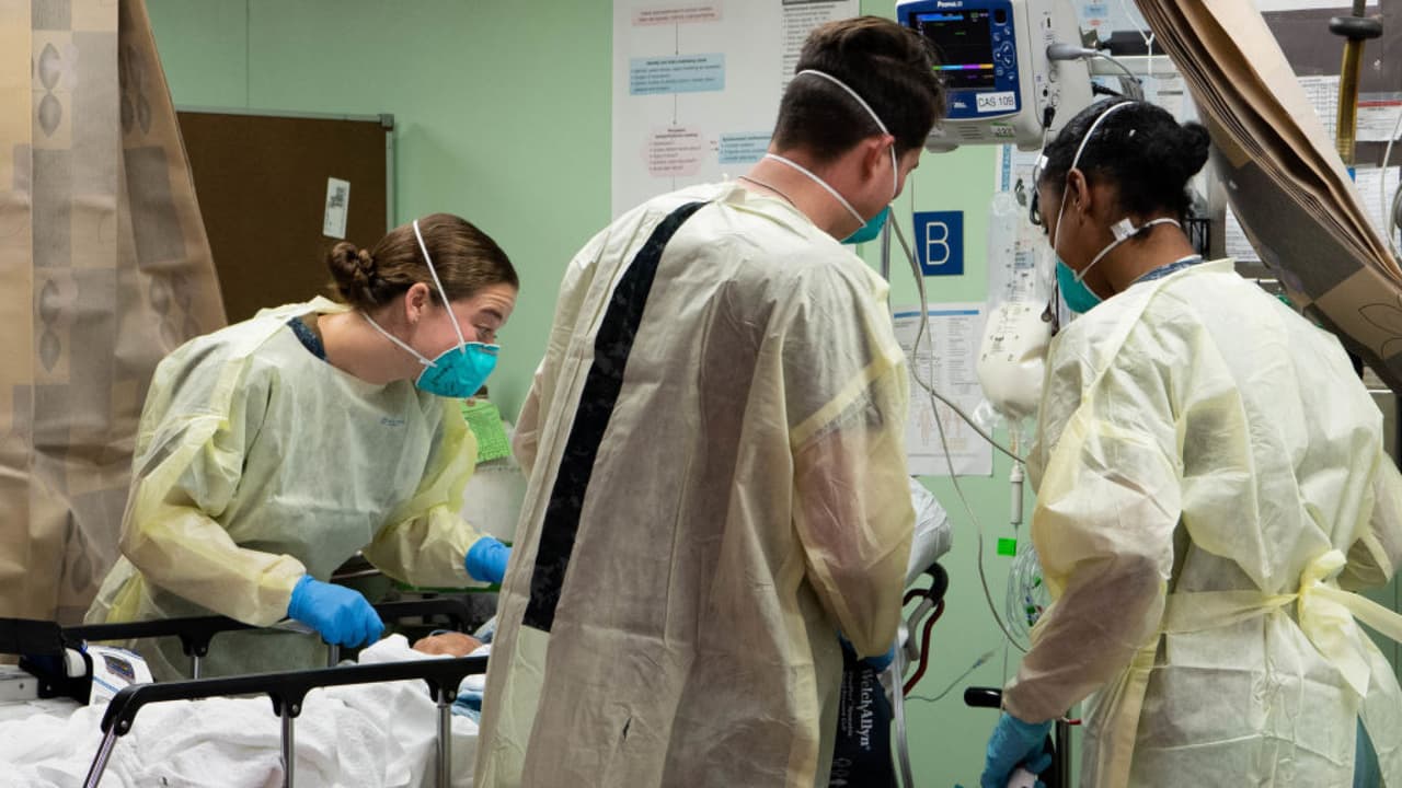 Incremento de hospitalizaciones por coronavirus en el Metroplex preocupa a las autoridades de salud