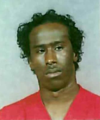 <h3 class="cms-H3-H3">Liban Abdulkadir Sheikh</h3>
<br>
<br>Este fugitivo, de entre 43 y 48 años, es acusado de estar implicado en el asesinato de un hombre e intentar matar a una mujer en Lakewood, Washington en noviembre de 2002, cuando Sheikh habría entrado a la fuerza y armado con una pistola a un apartamento donde presuntamente le disparó al hombre unas seis veces en la cabeza. 
<br>
<br>Además, la agencia acusó al sospechoso de dispararle dos veces a la novia de la víctima, para después huir del estado. 
<br>
<br>La agencia cree que el prófugo puede estar en EEUU, Canada, Países Bajos, Noruega, Reino Unido y Somalia. 
<br>
<br>El FBI ofrece una recompensa de hasta 20,000 dólares por información que conduzca a su arresto. 
<br>
<br>
<br>
<br>
<br>