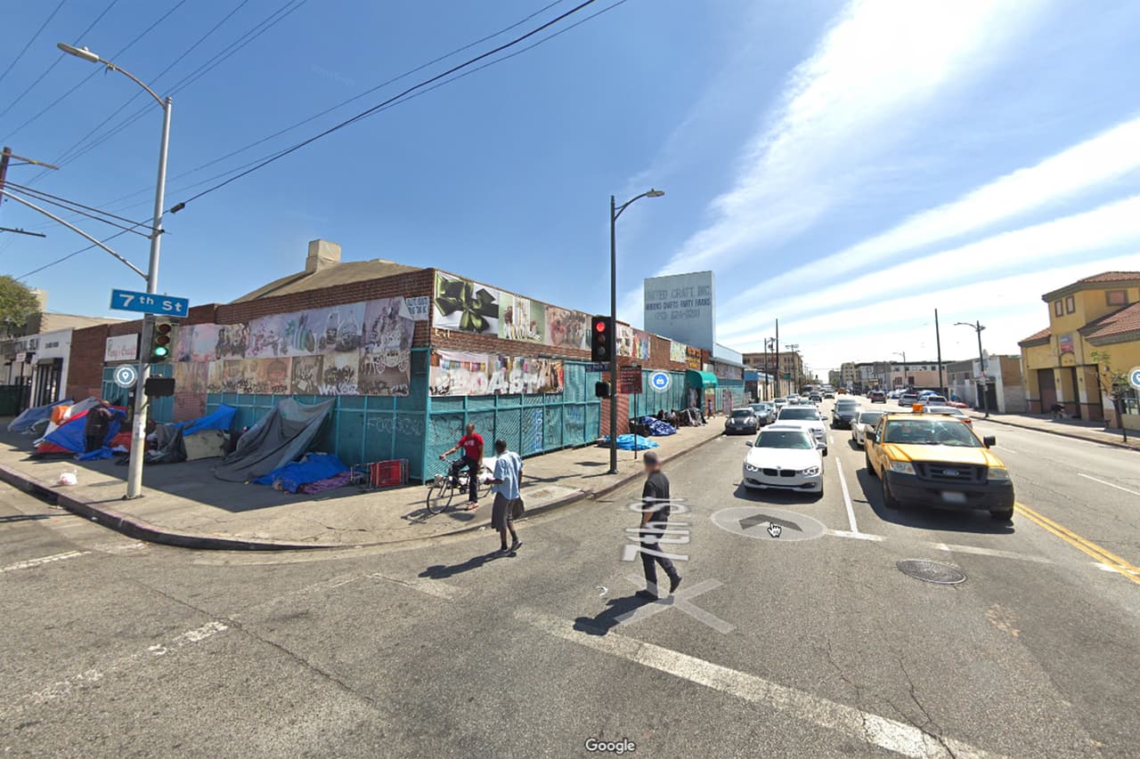 <b>Puesto 3. Los Ángeles, California.</b> Vecindario delimitado entre las calles Este 7, Sur San Pedro, Este 5, Alameda, Este 4, y Avenida Central. 
<br>
<br>
<b>Crímenes violentos previstos por año:</b> 456
<br>
<br>
<b>Tasa de delitos violentos prevista:</b> 291 delitos por cada 1,000 residentes. Este grupo de cuadras del centro del Los Ángeles figura entre los 65 barrios más pobres de Estados Unidos ”, dijo de Bonviller.
<br>