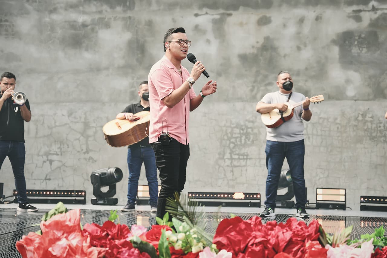 El colombiano mostró por qué se ha convertido en una figura destacada del regional mexicano, género que le apasiona y que le dio sus dos nominaciones.