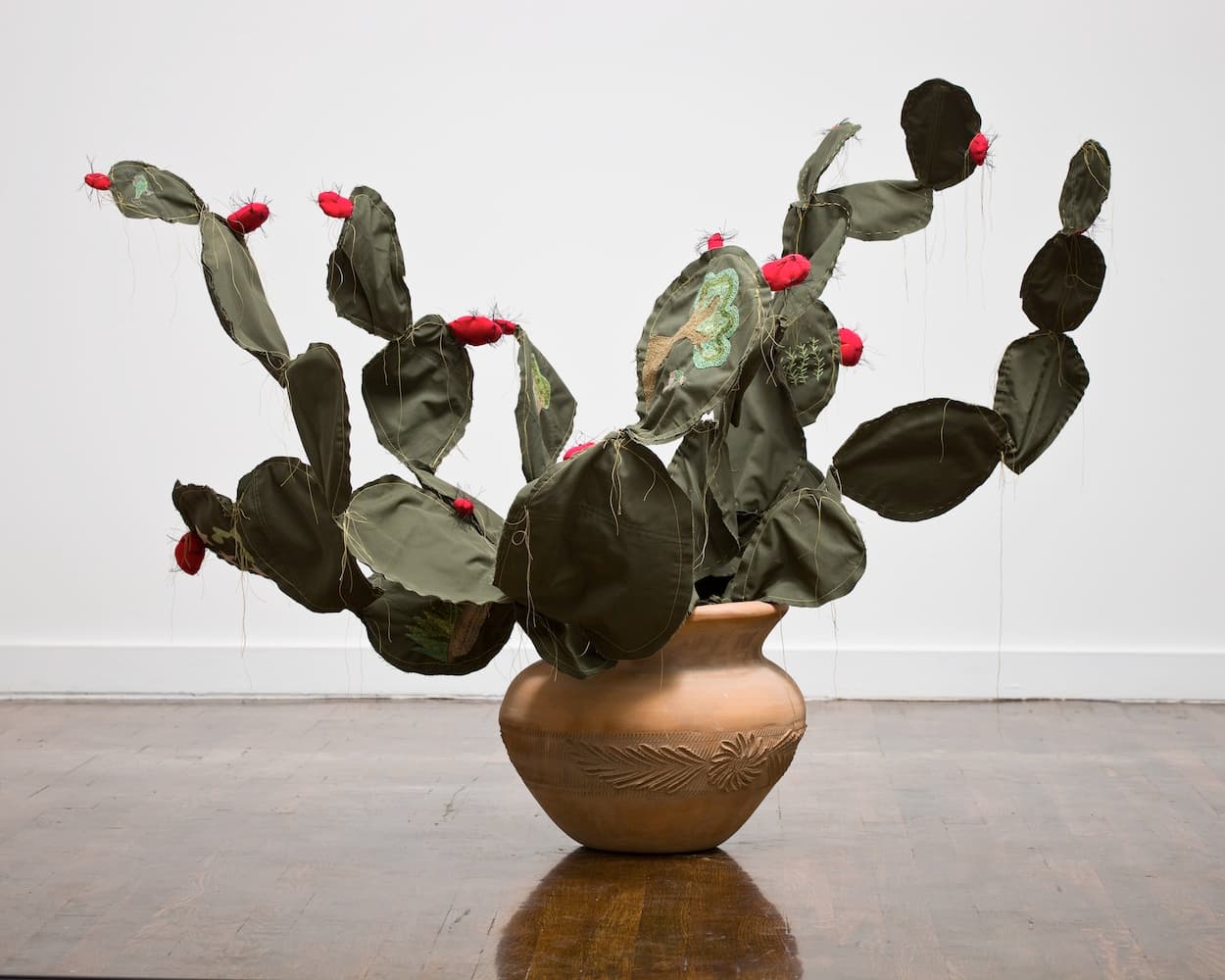 Artista en Arizona crea arte inspirado en el tema de inmigración con los uniformes de la Patrulla Fronteriza