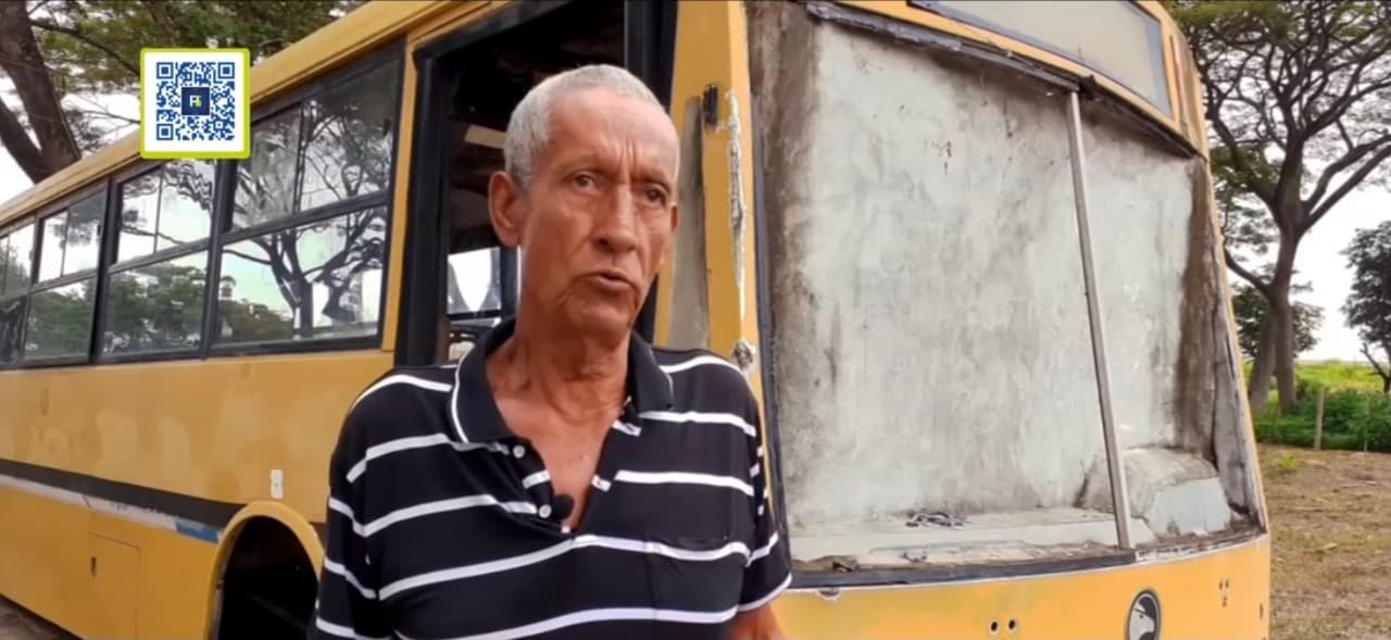 González dice que aunque se trata de un autobús destartalado es mucho mejor que dormir a la interperie. En el interior de la vieja estructura del vehículo guardan todas sus pertenencias como abono para la agricultura, una cama, una mesita, una bomba para sacar agua, un ventilador, una televisión y la foto de una bebé.
<br>