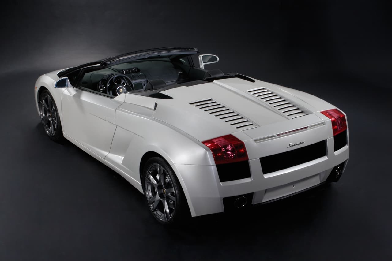 El Lamborghini Gallardo Spyder, el cual ya no es parte de la gama del fabricante italiano, cuenta con un motor V12 de 5.2 litros y 560 caballos de fuerza.