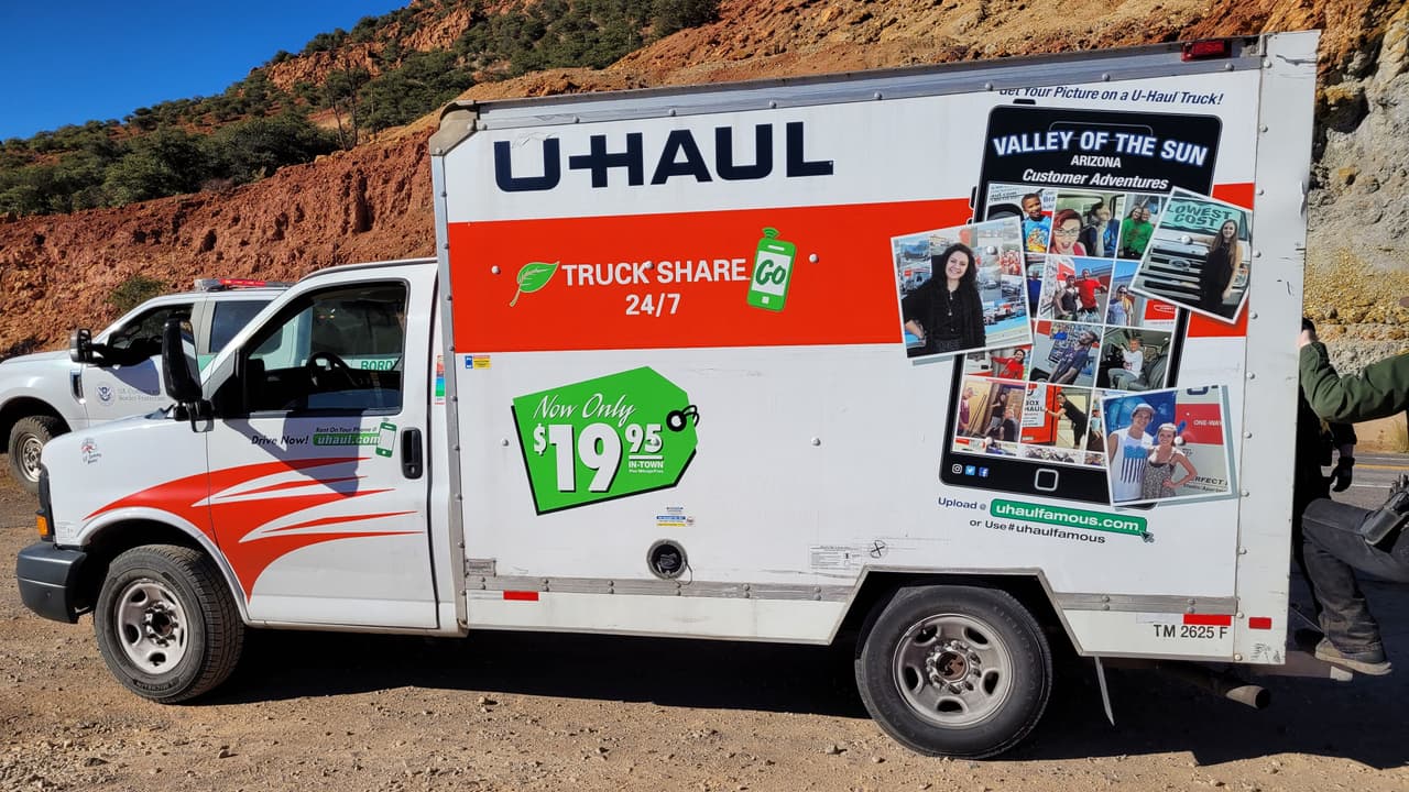 ¡Captado en video!, así describió la Patrulla Fronteriza en Douglas vieron a cuatro presuntos inmigrantes en el área de carga de un U-Haul.
